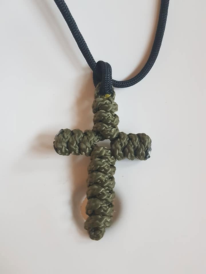 Collier et pendentif « croix » en paracorde
